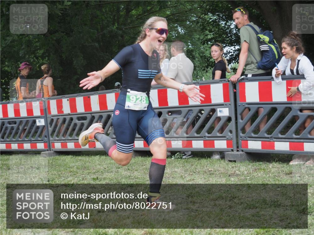 21.06.2025 - 27. Vierlanden-Triathlon KatJ http://msf.ph/oto/8022751 15.06.2025 13:22:14 Ziel 928 meine-sportfotos.de