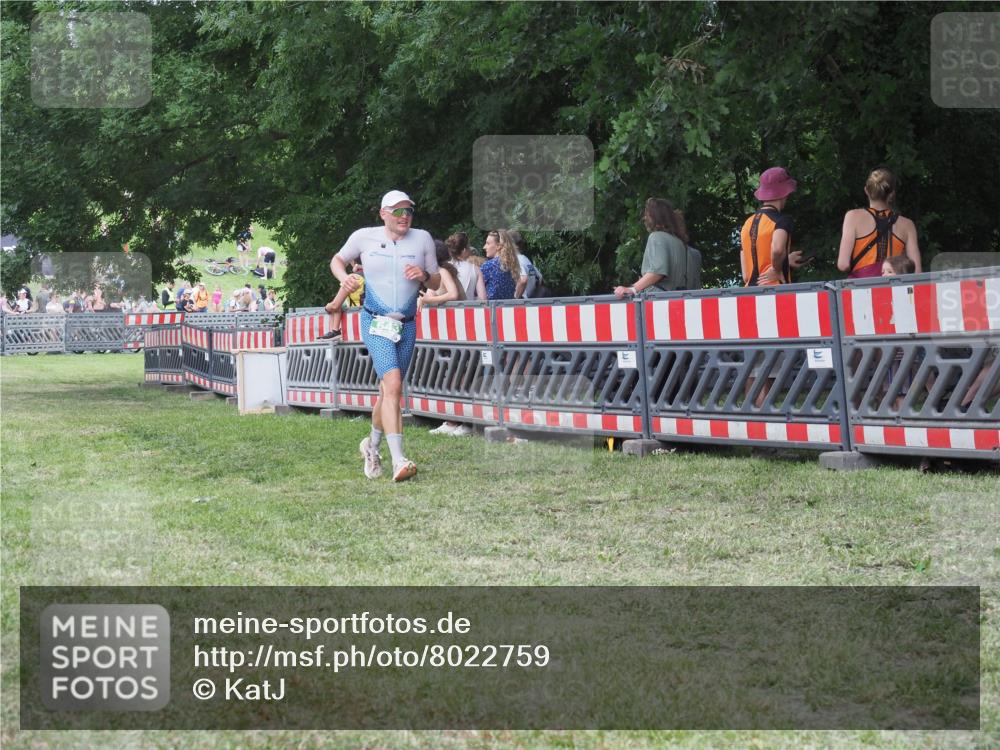 21.06.2025 - 27. Vierlanden-Triathlon KatJ http://msf.ph/oto/8022759 15.06.2025 13:22:24 Ziel 643 meine-sportfotos.de