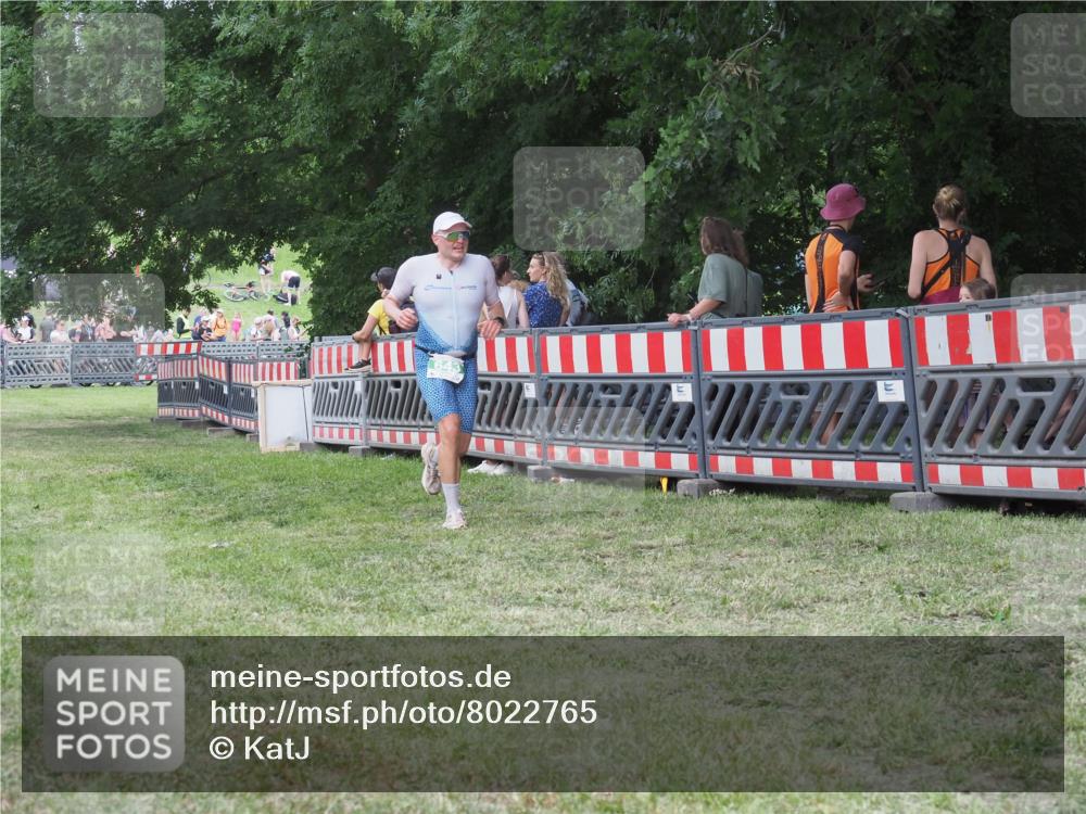 21.06.2025 - 27. Vierlanden-Triathlon KatJ http://msf.ph/oto/8022765 15.06.2025 13:22:24 Ziel 643 meine-sportfotos.de