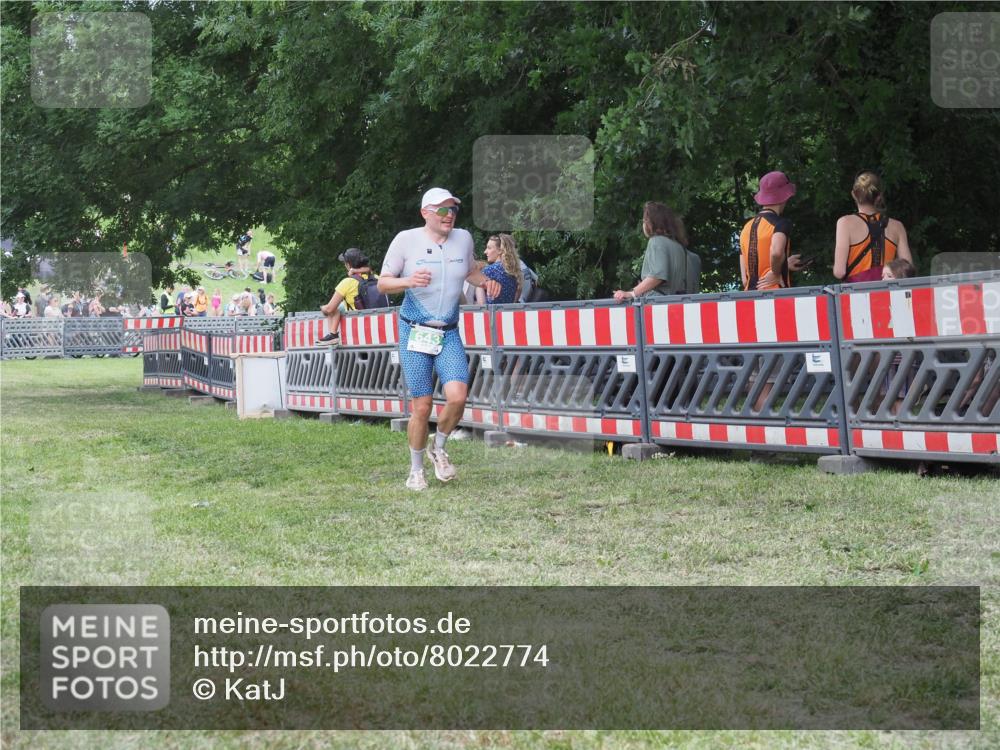 21.06.2025 - 27. Vierlanden-Triathlon KatJ http://msf.ph/oto/8022774 15.06.2025 13:22:24 Ziel 643 meine-sportfotos.de