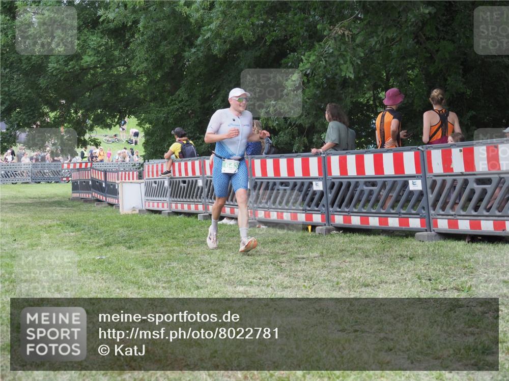 21.06.2025 - 27. Vierlanden-Triathlon KatJ http://msf.ph/oto/8022781 15.06.2025 13:22:24 Ziel 643 meine-sportfotos.de