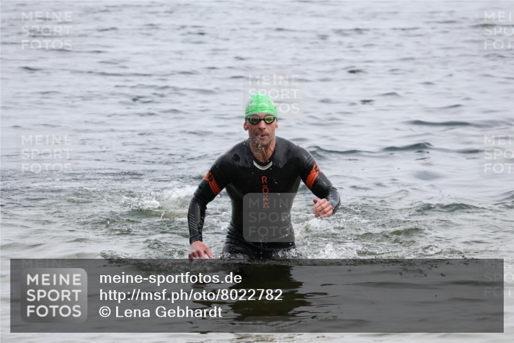 15.06.2025 - 27. Vierlanden-Triathlon Lena Gebhardt http://msf.ph/oto/8022782 15.06.2025 10:50:31 Schwimmen 753, 767 meine-sportfotos.de