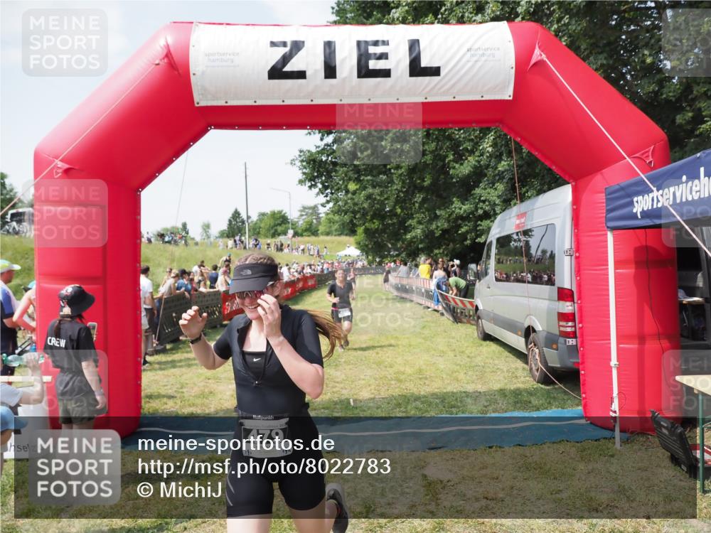 21.06.2025 - 27. Vierlanden-Triathlon MichiJ http://msf.ph/oto/8022783 15.06.2026 11:38:27 Ziel 417, 479, 499 meine-sportfotos.de