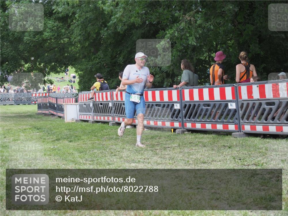 21.06.2025 - 27. Vierlanden-Triathlon KatJ http://msf.ph/oto/8022788 15.06.2025 13:22:24 Ziel 643 meine-sportfotos.de
