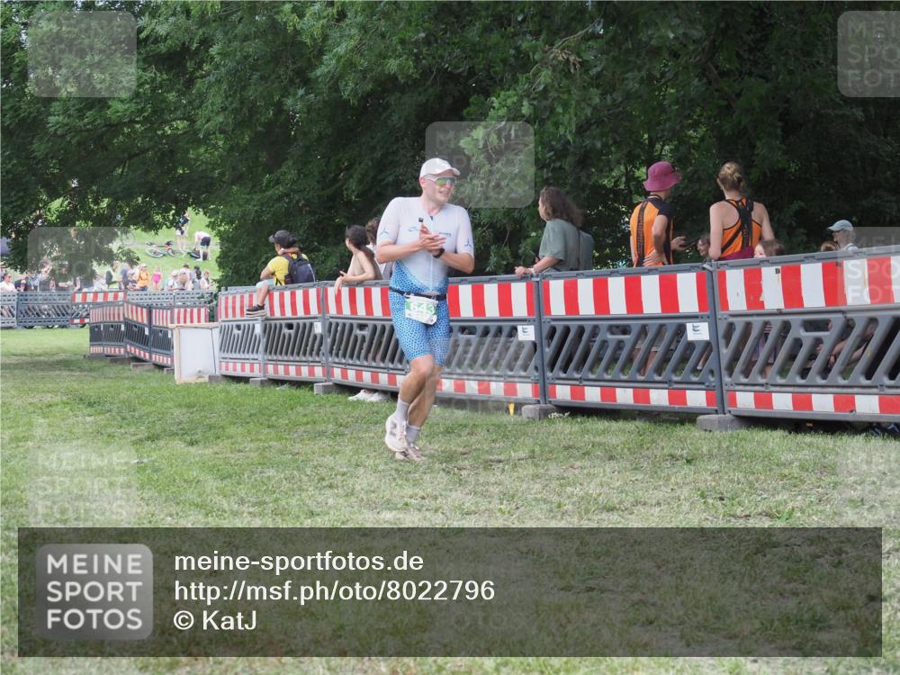 21.06.2025 - 27. Vierlanden-Triathlon KatJ http://msf.ph/oto/8022796 15.06.2025 13:22:24 Ziel 643 meine-sportfotos.de