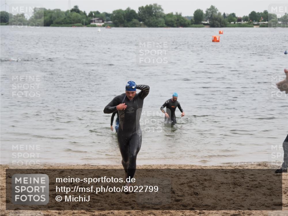 21.06.2025 - 27. Vierlanden-Triathlon MichiJ http://msf.ph/oto/8022799 15.06.2026 10:53:48 Schwimmen 650, 726 meine-sportfotos.de