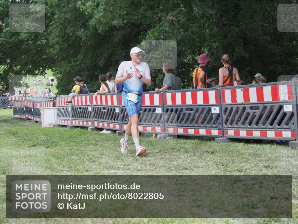 21.06.2025 - 27. Vierlanden-Triathlon KatJ http://msf.ph/oto/8022805 15.06.2025 13:22:25 Ziel 643 meine-sportfotos.de