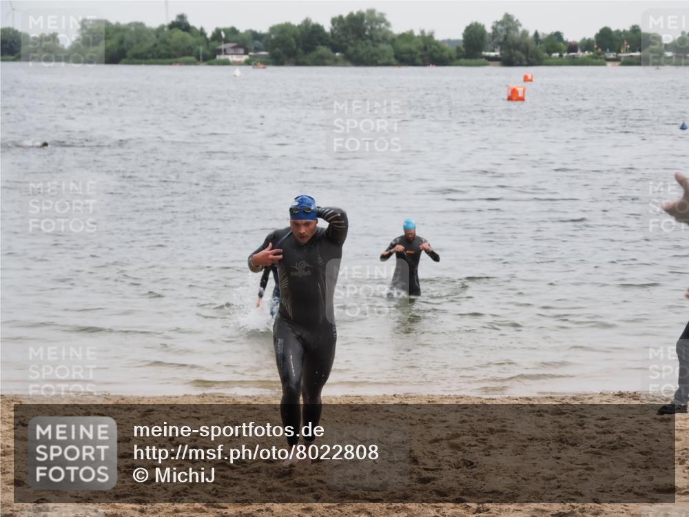 21.06.2025 - 27. Vierlanden-Triathlon MichiJ http://msf.ph/oto/8022808 15.06.2026 10:53:49 Schwimmen 650, 726 meine-sportfotos.de