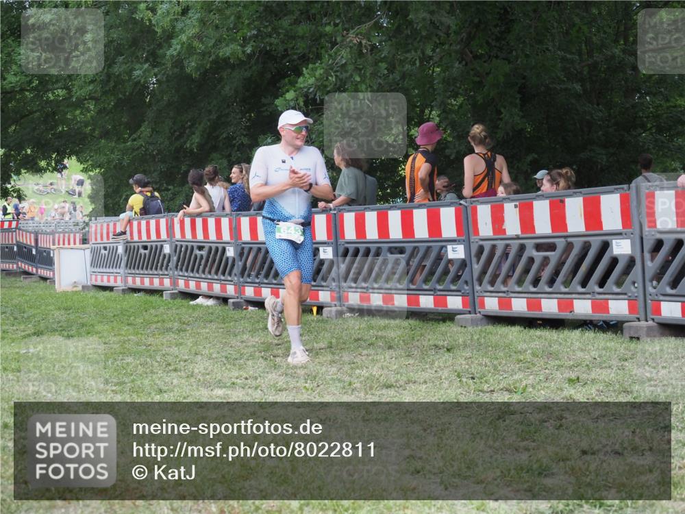 21.06.2025 - 27. Vierlanden-Triathlon KatJ http://msf.ph/oto/8022811 15.06.2025 13:22:25 Ziel 643 meine-sportfotos.de