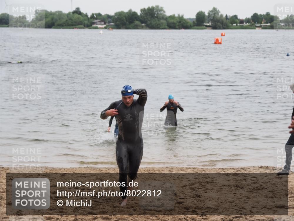 21.06.2025 - 27. Vierlanden-Triathlon MichiJ http://msf.ph/oto/8022812 15.06.2026 10:53:49 Schwimmen 650, 726 meine-sportfotos.de