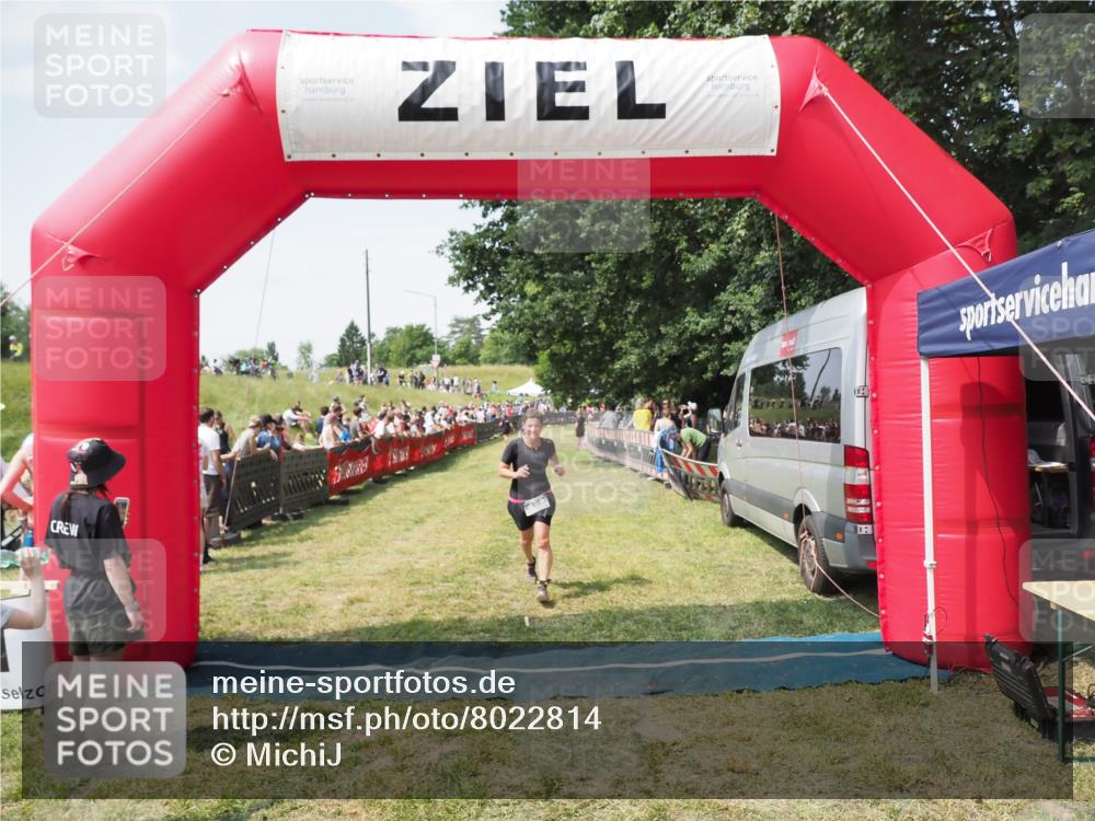 21.06.2025 - 27. Vierlanden-Triathlon MichiJ http://msf.ph/oto/8022814 15.06.2026 11:38:28 Ziel 417, 479, 499 meine-sportfotos.de