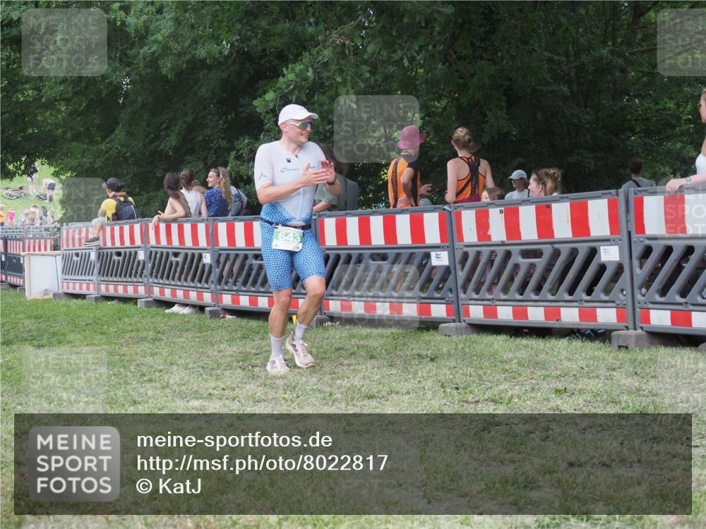 21.06.2025 - 27. Vierlanden-Triathlon KatJ http://msf.ph/oto/8022817 15.06.2025 13:22:25 Ziel 643 meine-sportfotos.de