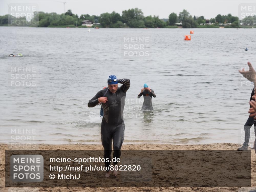 21.06.2025 - 27. Vierlanden-Triathlon MichiJ http://msf.ph/oto/8022820 15.06.2026 10:53:49 Schwimmen 650, 726 meine-sportfotos.de