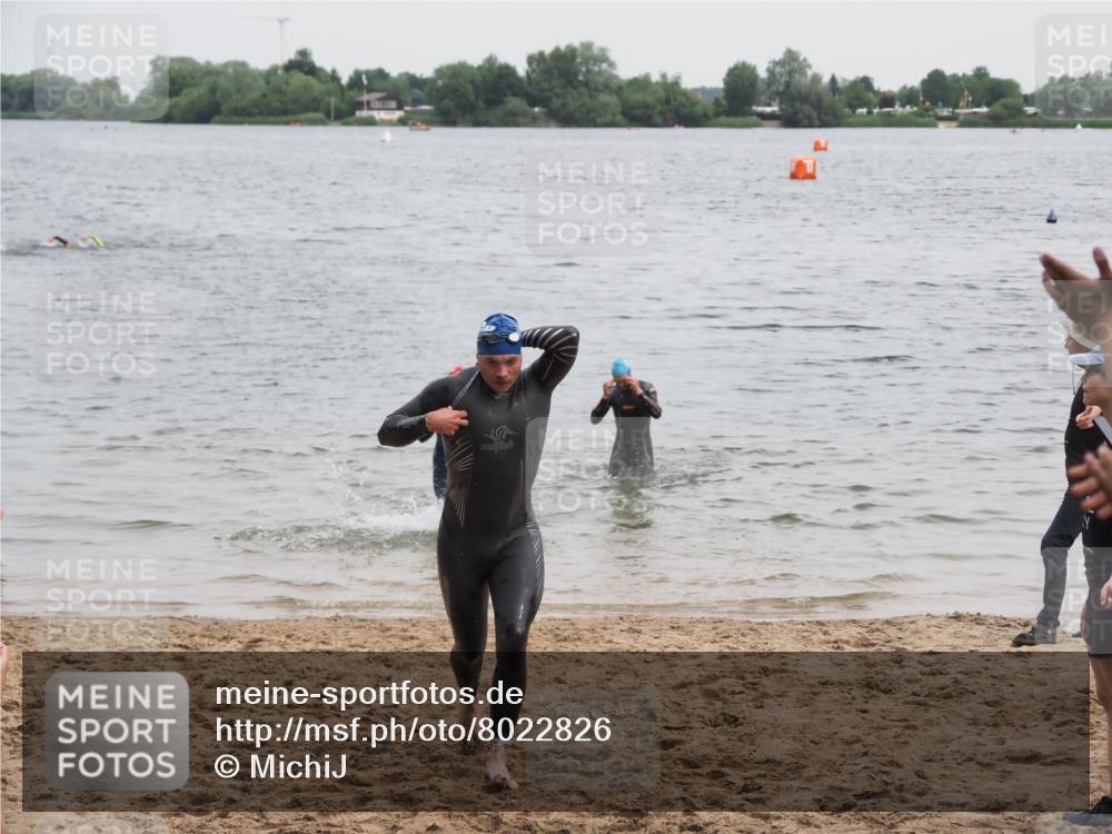 21.06.2025 - 27. Vierlanden-Triathlon MichiJ http://msf.ph/oto/8022826 15.06.2026 10:53:49 Schwimmen 650, 726 meine-sportfotos.de