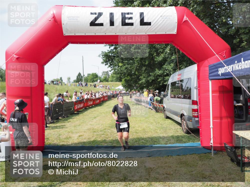 21.06.2025 - 27. Vierlanden-Triathlon MichiJ http://msf.ph/oto/8022828 15.06.2026 11:38:28 Ziel 417, 479, 499 meine-sportfotos.de