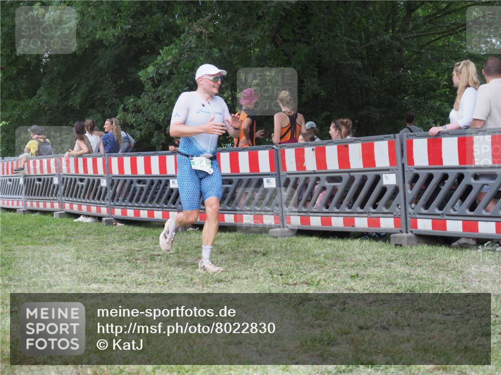21.06.2025 - 27. Vierlanden-Triathlon KatJ http://msf.ph/oto/8022830 15.06.2025 13:22:25 Ziel 643 meine-sportfotos.de