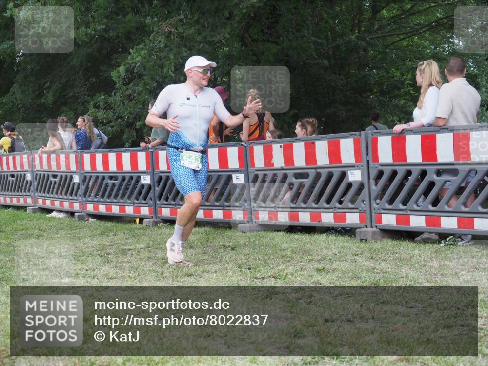 21.06.2025 - 27. Vierlanden-Triathlon KatJ http://msf.ph/oto/8022837 15.06.2025 13:22:25 Ziel 643 meine-sportfotos.de