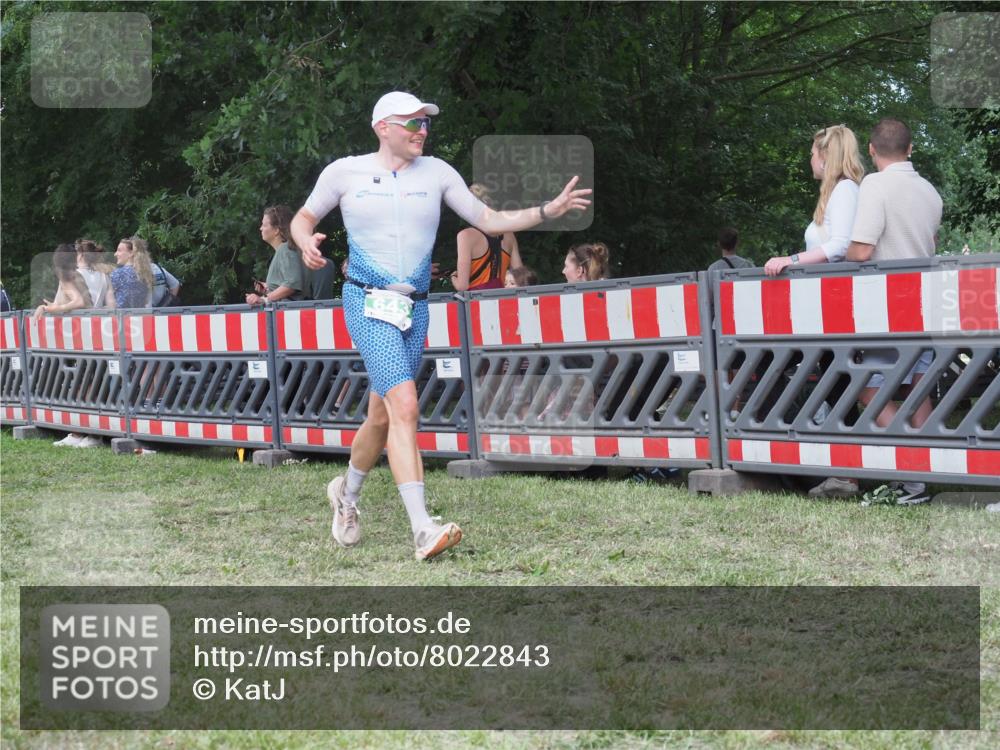 21.06.2025 - 27. Vierlanden-Triathlon KatJ http://msf.ph/oto/8022843 15.06.2025 13:22:25 Ziel 643 meine-sportfotos.de