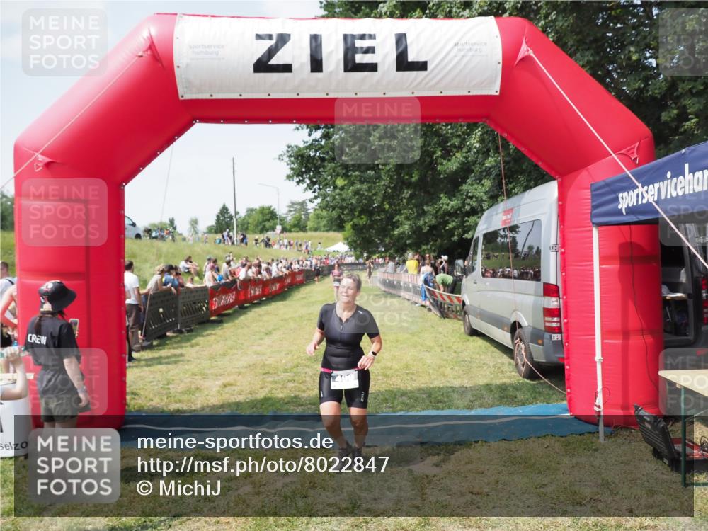 21.06.2025 - 27. Vierlanden-Triathlon MichiJ http://msf.ph/oto/8022847 15.06.2026 11:38:29 Ziel 417, 479, 484, 499 meine-sportfotos.de