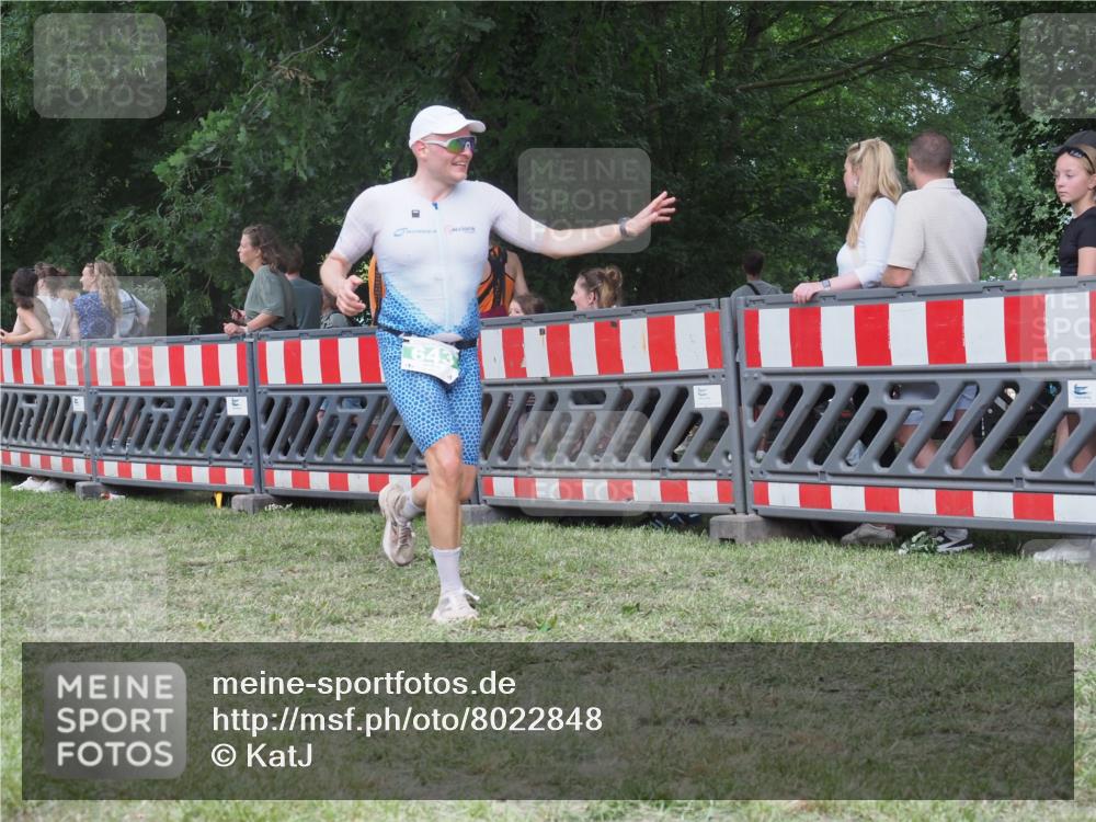 21.06.2025 - 27. Vierlanden-Triathlon KatJ http://msf.ph/oto/8022848 15.06.2025 13:22:25 Ziel 643 meine-sportfotos.de