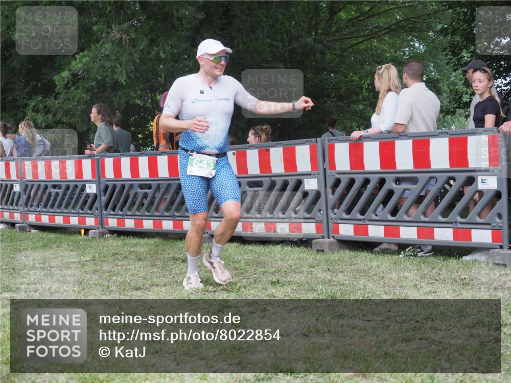 21.06.2025 - 27. Vierlanden-Triathlon KatJ http://msf.ph/oto/8022854 15.06.2025 13:22:26 Ziel 643 meine-sportfotos.de