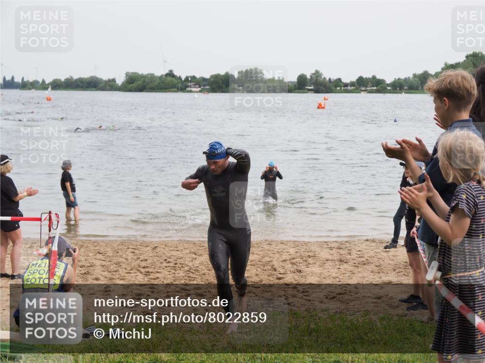21.06.2025 - 27. Vierlanden-Triathlon MichiJ http://msf.ph/oto/8022859 15.06.2026 10:53:50 Schwimmen 650, 726 meine-sportfotos.de