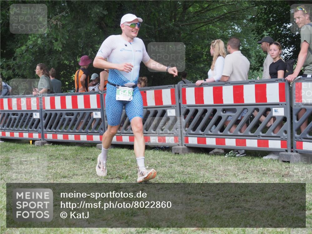 21.06.2025 - 27. Vierlanden-Triathlon KatJ http://msf.ph/oto/8022860 15.06.2025 13:22:26 Ziel 643 meine-sportfotos.de