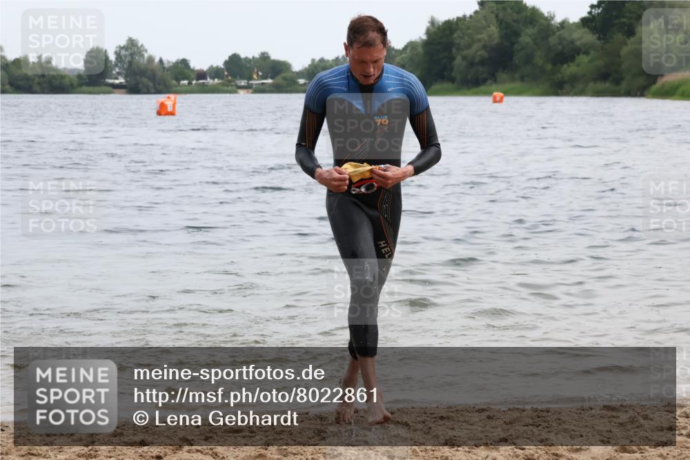 15.06.2025 - 27. Vierlanden-Triathlon Lena Gebhardt http://msf.ph/oto/8022861 15.06.2025 10:50:39 Schwimmen 753, 767 meine-sportfotos.de