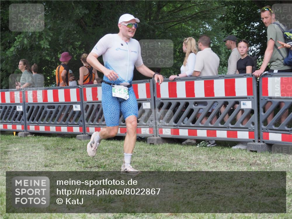 21.06.2025 - 27. Vierlanden-Triathlon KatJ http://msf.ph/oto/8022867 15.06.2025 13:22:26 Ziel 643 meine-sportfotos.de
