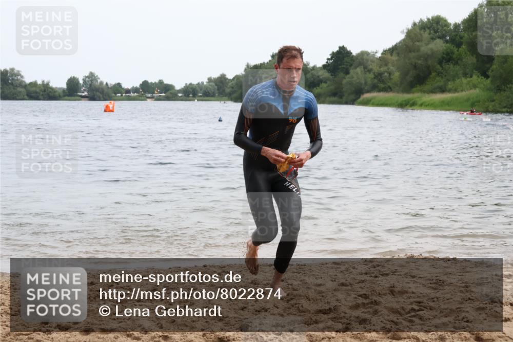 15.06.2025 - 27. Vierlanden-Triathlon Lena Gebhardt http://msf.ph/oto/8022874 15.06.2025 10:50:40 Schwimmen 753, 767 meine-sportfotos.de