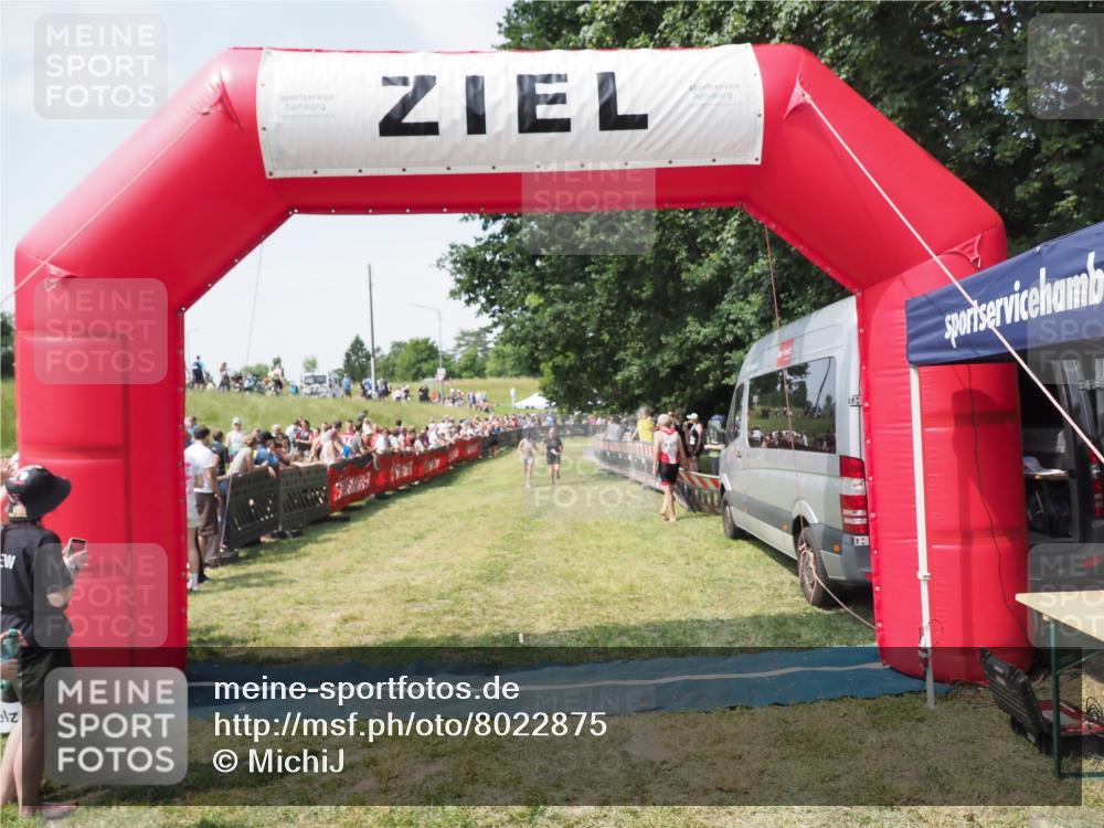 21.06.2025 - 27. Vierlanden-Triathlon MichiJ http://msf.ph/oto/8022875 15.06.2026 11:38:37 Ziel 484, 618 meine-sportfotos.de
