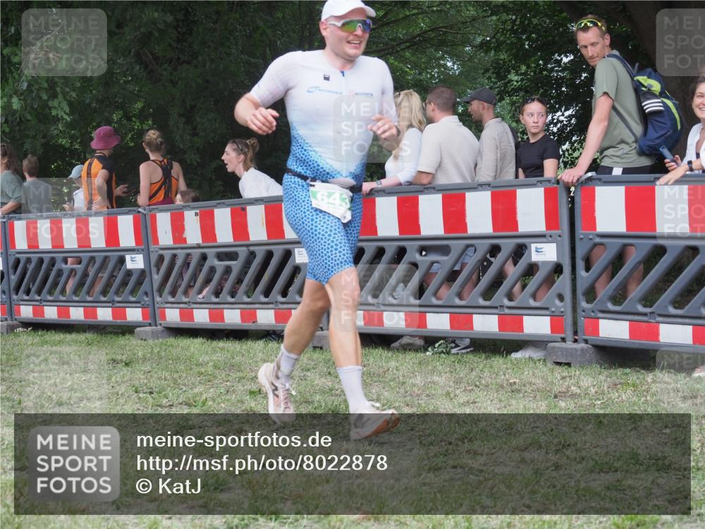21.06.2025 - 27. Vierlanden-Triathlon KatJ http://msf.ph/oto/8022878 15.06.2025 13:22:26 Ziel 643 meine-sportfotos.de