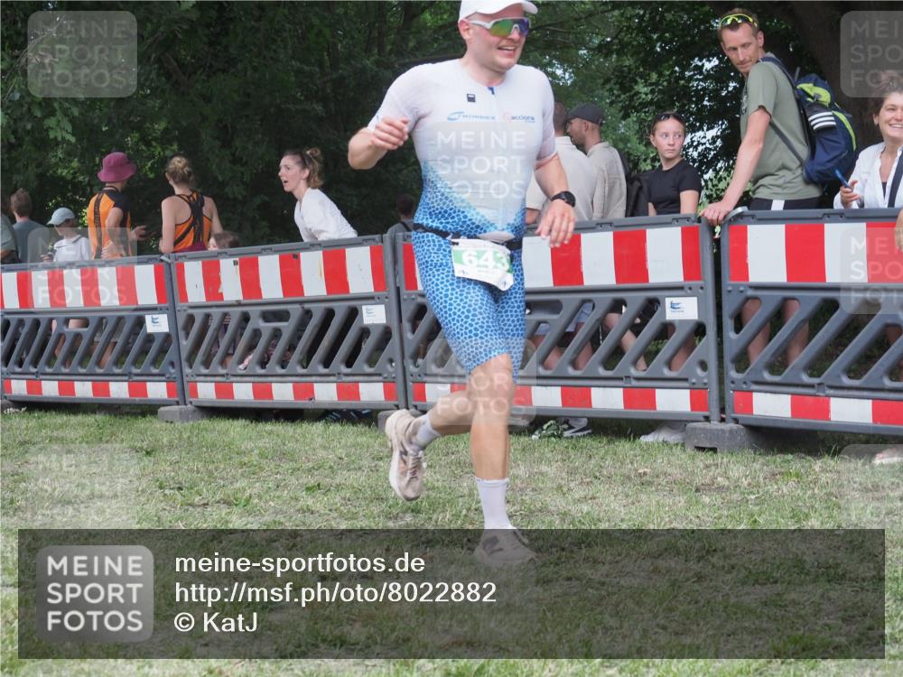 21.06.2025 - 27. Vierlanden-Triathlon KatJ http://msf.ph/oto/8022882 15.06.2025 13:22:26 Ziel 643 meine-sportfotos.de