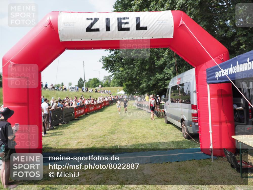 21.06.2025 - 27. Vierlanden-Triathlon MichiJ http://msf.ph/oto/8022887 15.06.2026 11:38:37 Ziel 484, 618 meine-sportfotos.de