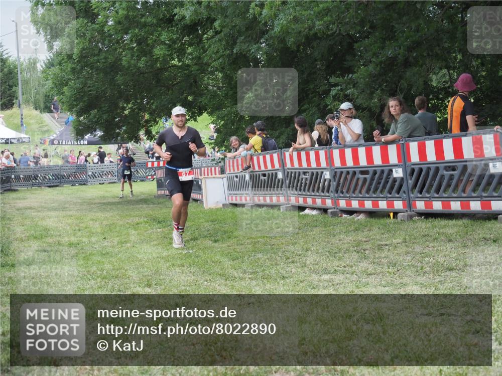 21.06.2025 - 27. Vierlanden-Triathlon KatJ http://msf.ph/oto/8022890 15.06.2025 13:22:40 Ziel 67, 642 meine-sportfotos.de