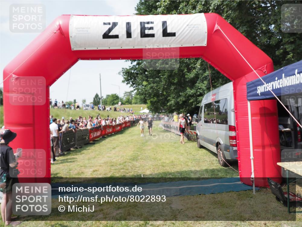 21.06.2025 - 27. Vierlanden-Triathlon MichiJ http://msf.ph/oto/8022893 15.06.2026 11:38:37 Ziel 484, 618 meine-sportfotos.de
