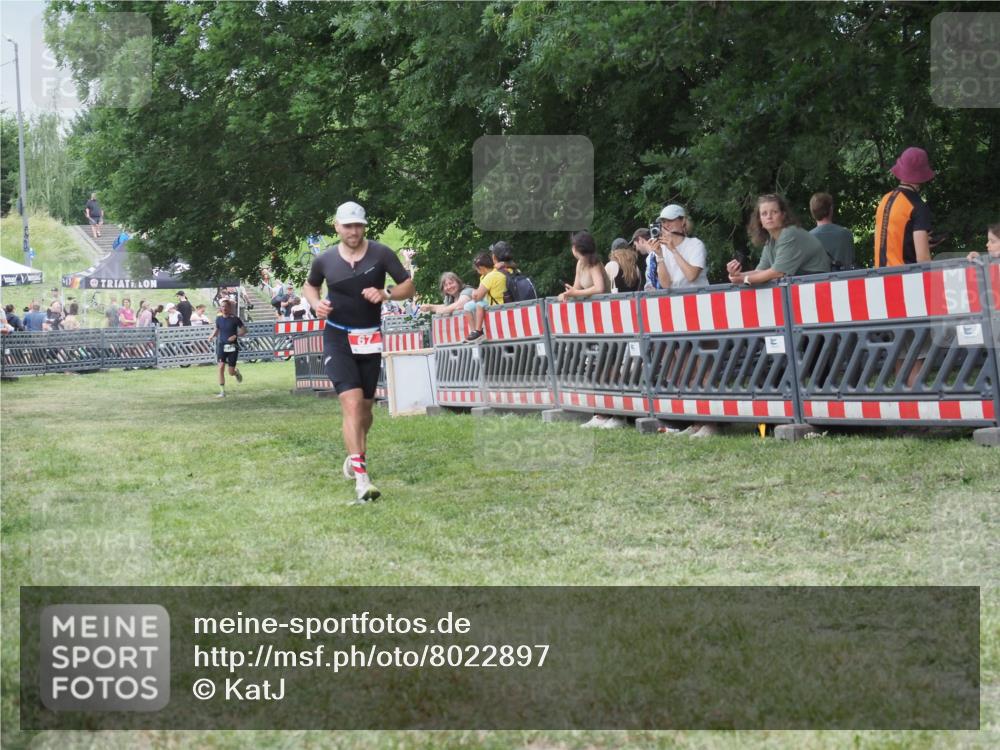 21.06.2025 - 27. Vierlanden-Triathlon KatJ http://msf.ph/oto/8022897 15.06.2025 13:22:40 Ziel 67, 642 meine-sportfotos.de