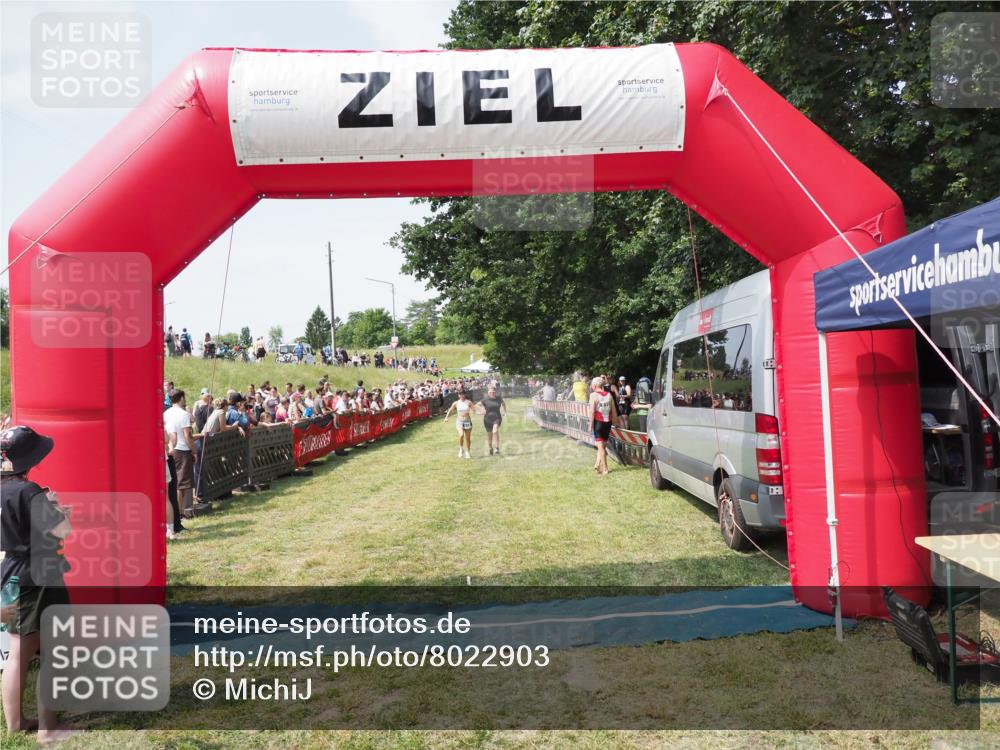 21.06.2025 - 27. Vierlanden-Triathlon MichiJ http://msf.ph/oto/8022903 15.06.2026 11:38:38 Ziel 484, 618 meine-sportfotos.de