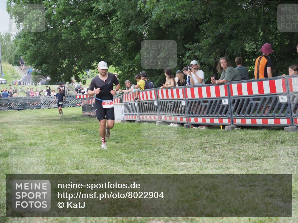 21.06.2025 - 27. Vierlanden-Triathlon KatJ http://msf.ph/oto/8022904 15.06.2025 13:22:40 Ziel 67, 642 meine-sportfotos.de