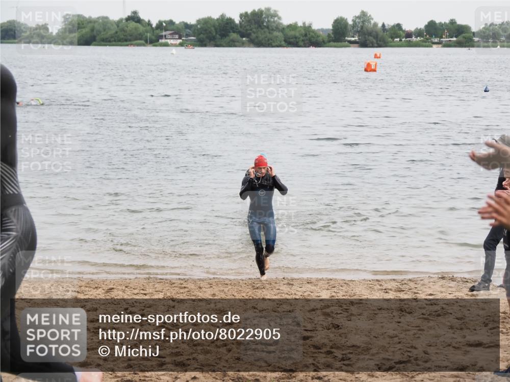 21.06.2025 - 27. Vierlanden-Triathlon MichiJ http://msf.ph/oto/8022905 15.06.2026 10:53:51 Schwimmen 650, 726, 757 meine-sportfotos.de