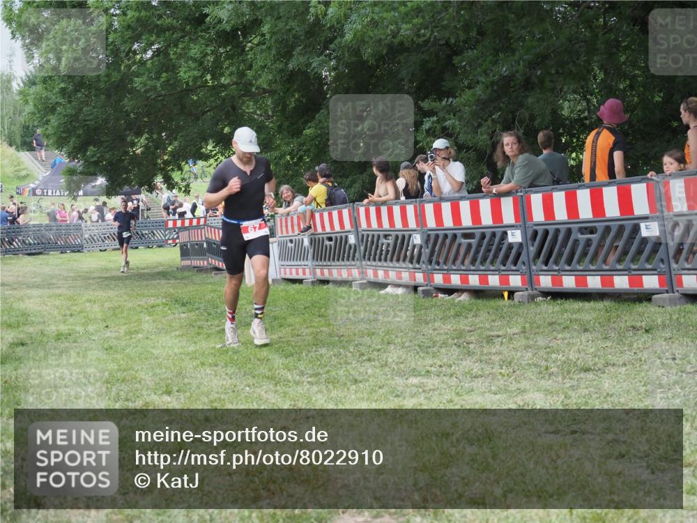 21.06.2025 - 27. Vierlanden-Triathlon KatJ http://msf.ph/oto/8022910 15.06.2025 13:22:40 Ziel 67, 642 meine-sportfotos.de