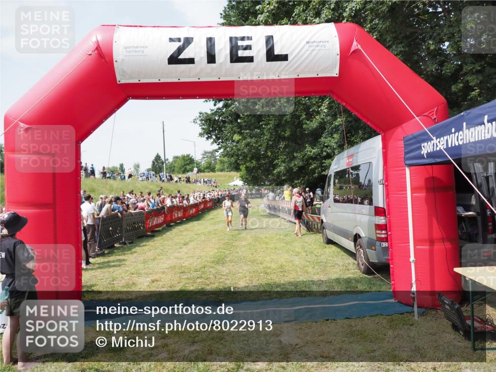 21.06.2025 - 27. Vierlanden-Triathlon MichiJ http://msf.ph/oto/8022913 15.06.2026 11:38:38 Ziel 484, 618 meine-sportfotos.de