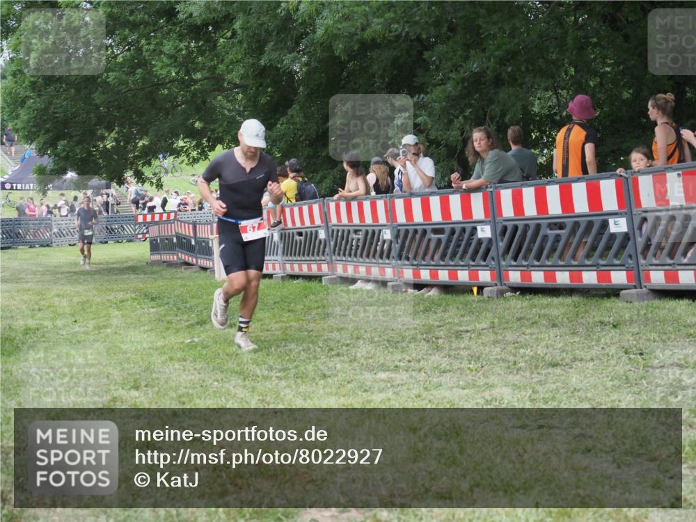 21.06.2025 - 27. Vierlanden-Triathlon KatJ http://msf.ph/oto/8022927 15.06.2025 13:22:40 Ziel 67, 642 meine-sportfotos.de