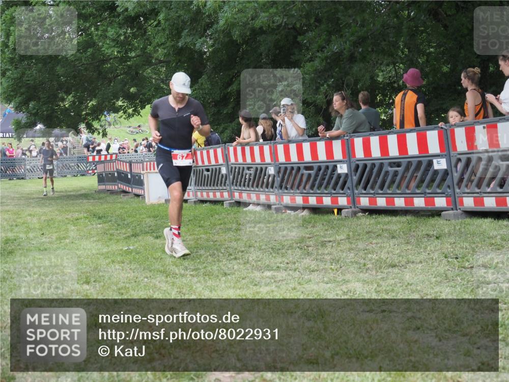 21.06.2025 - 27. Vierlanden-Triathlon KatJ http://msf.ph/oto/8022931 15.06.2025 13:22:40 Ziel 67, 642 meine-sportfotos.de