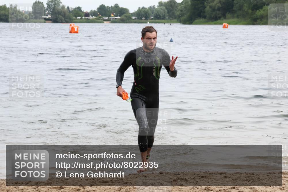15.06.2025 - 27. Vierlanden-Triathlon Lena Gebhardt http://msf.ph/oto/8022935 15.06.2025 10:51:03 Schwimmen 775 meine-sportfotos.de