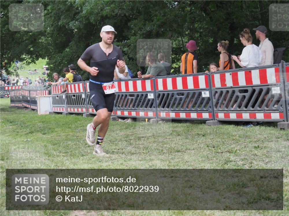 21.06.2025 - 27. Vierlanden-Triathlon KatJ http://msf.ph/oto/8022939 15.06.2025 13:22:41 Ziel 67, 642 meine-sportfotos.de