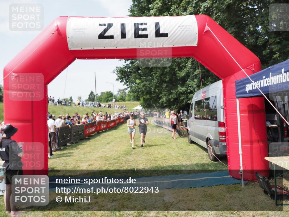 21.06.2025 - 27. Vierlanden-Triathlon MichiJ http://msf.ph/oto/8022943 15.06.2026 11:38:40 Ziel 484, 618 meine-sportfotos.de