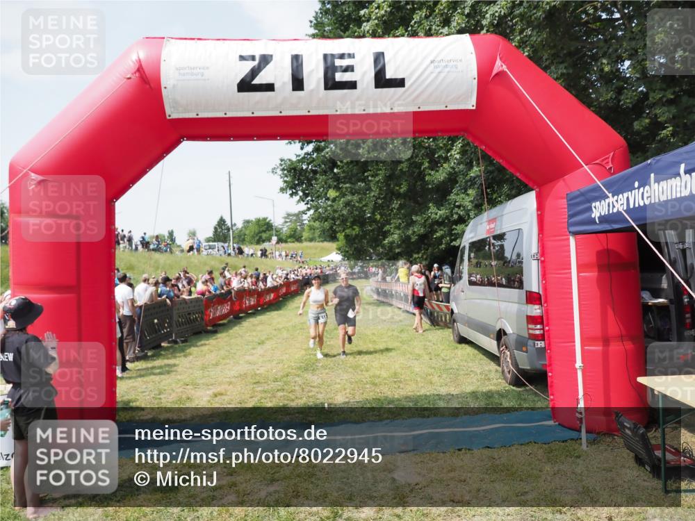 21.06.2025 - 27. Vierlanden-Triathlon MichiJ http://msf.ph/oto/8022945 15.06.2026 11:38:40 Ziel 484, 618 meine-sportfotos.de