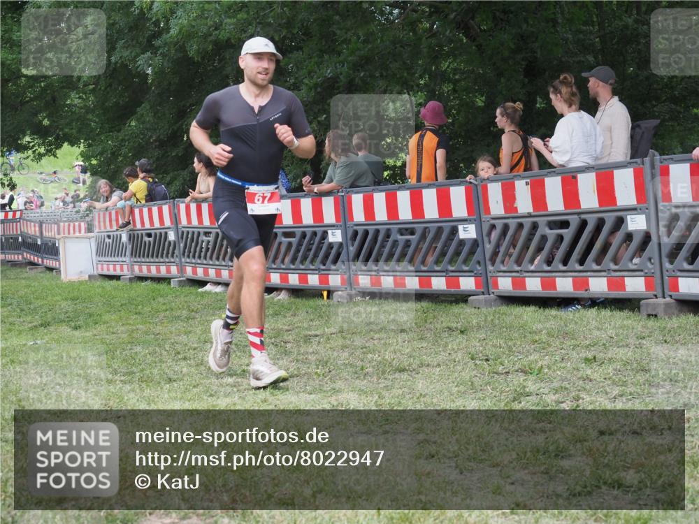 21.06.2025 - 27. Vierlanden-Triathlon KatJ http://msf.ph/oto/8022947 15.06.2025 13:22:41 Ziel 67, 642 meine-sportfotos.de