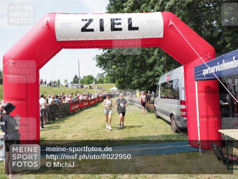 21.06.2025 - 27. Vierlanden-Triathlon MichiJ http://msf.ph/oto/8022950 15.06.2026 11:38:40 Ziel 484, 618 meine-sportfotos.de
